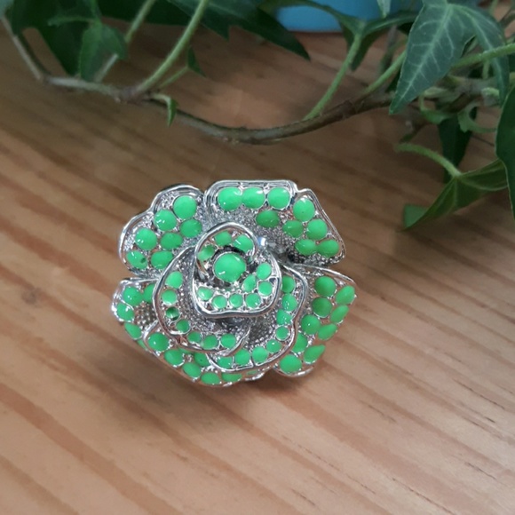 Jewelry - Green Stone Bling Ring
